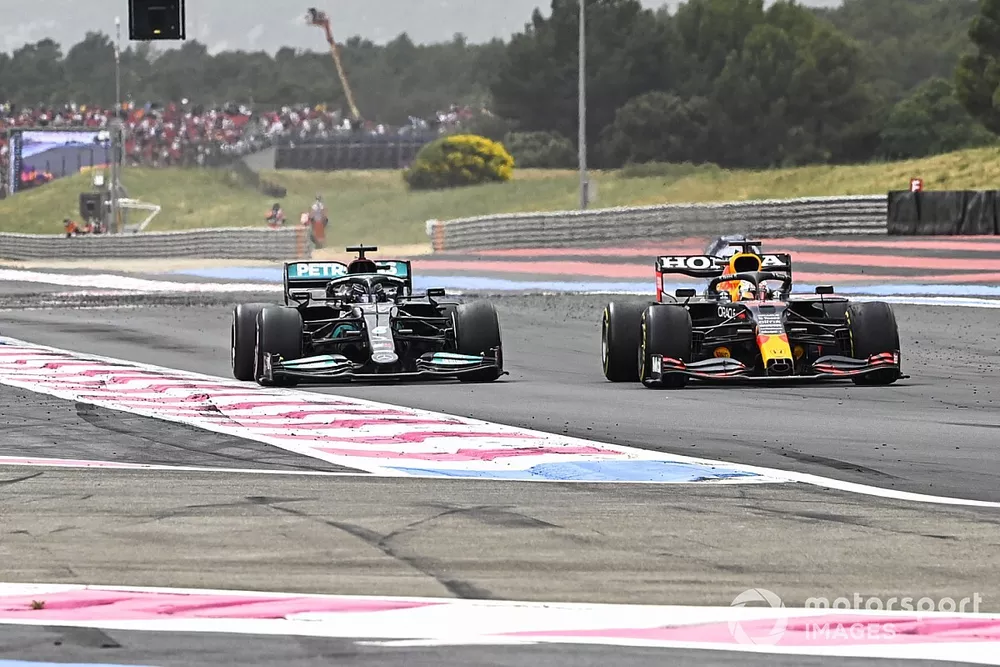 Max Verstappen, Red Bull Racing RB16B, d&eacute;passe Lewis Hamilton, Mercedes W12 