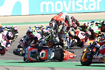 Fotogallery: la caduta di Jorge Lorenzo alla prima curva del GP di Aragon