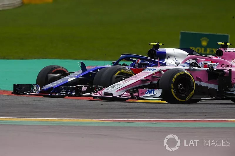 Pierre Gasly, Toro Rosso STR13, et Esteban Ocon, Racing Point Force India VJM11