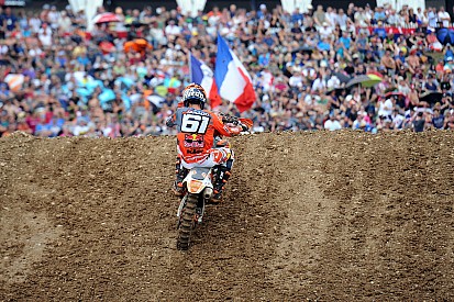 Jorge Prado vince anche in Francia e riapre il Mondiale MX2