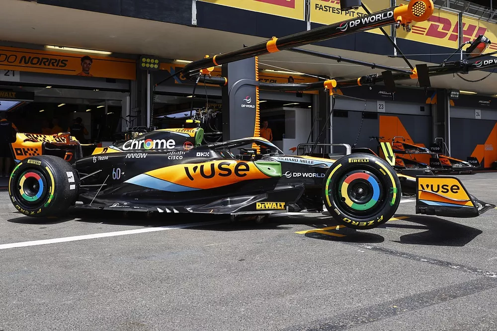 El coche de Lando Norris, McLaren MCL60, en el pitlane