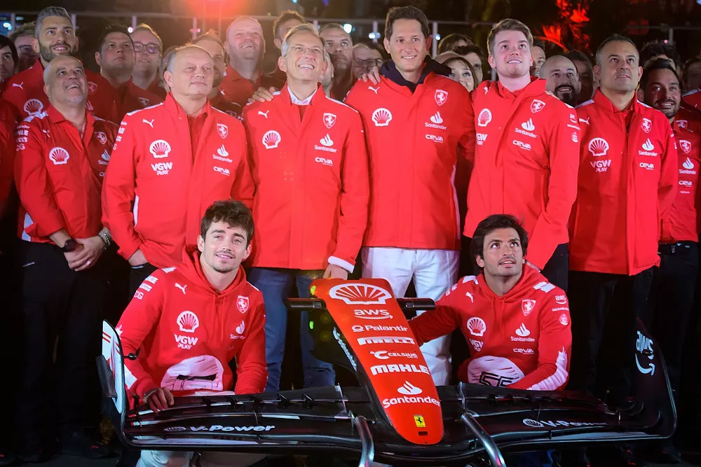 Charles Leclerc, Ferrari, Carlos Sainz, Ferrari with the team