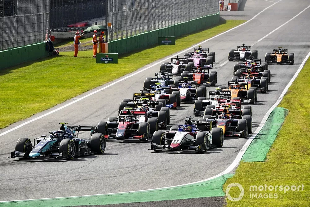 Dan Ticktum, Dams amd Louis Deletraz, Charouz Racing System battle at the start of the race