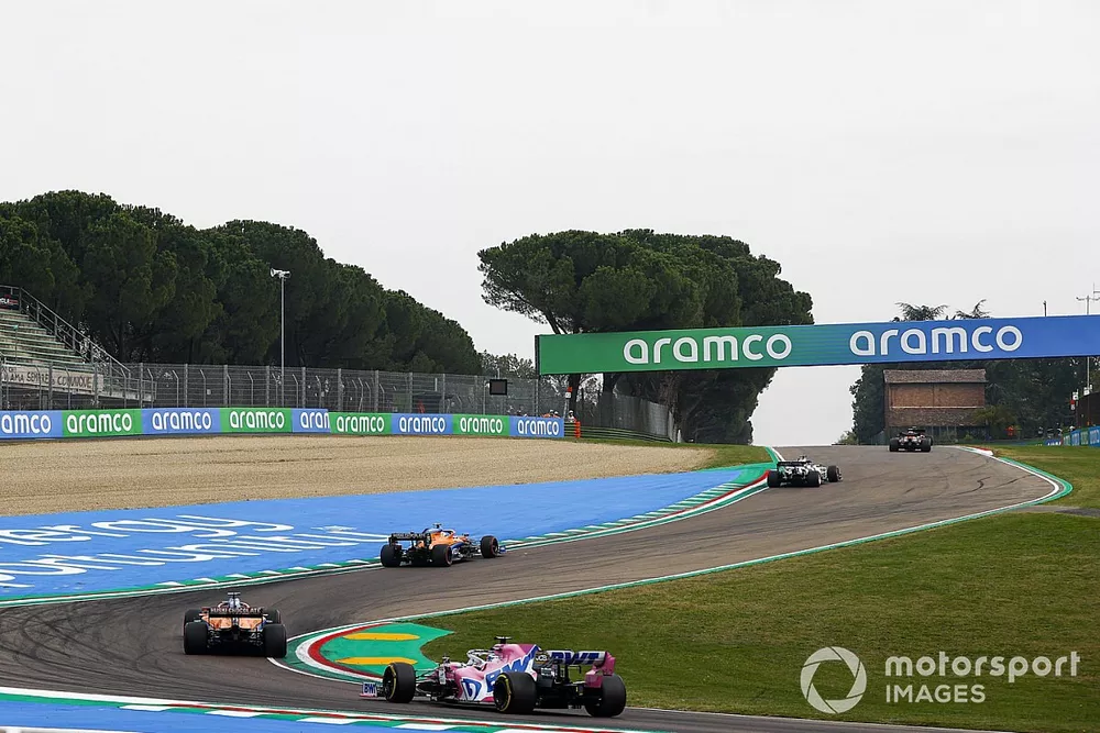 Lando Norris, McLaren MCL35, Carlos Sainz Jr., McLaren MCL35, y Sergio P&eacute;rez, Racing Point RP20