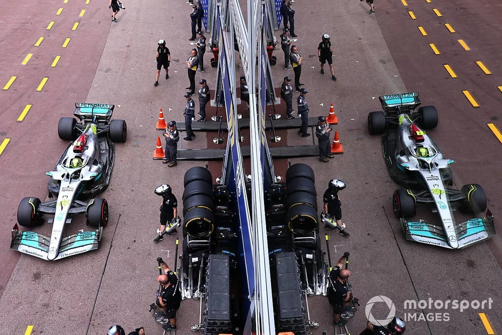 Lewis Hamilton, Mercedes W13, dans la voie des stands
