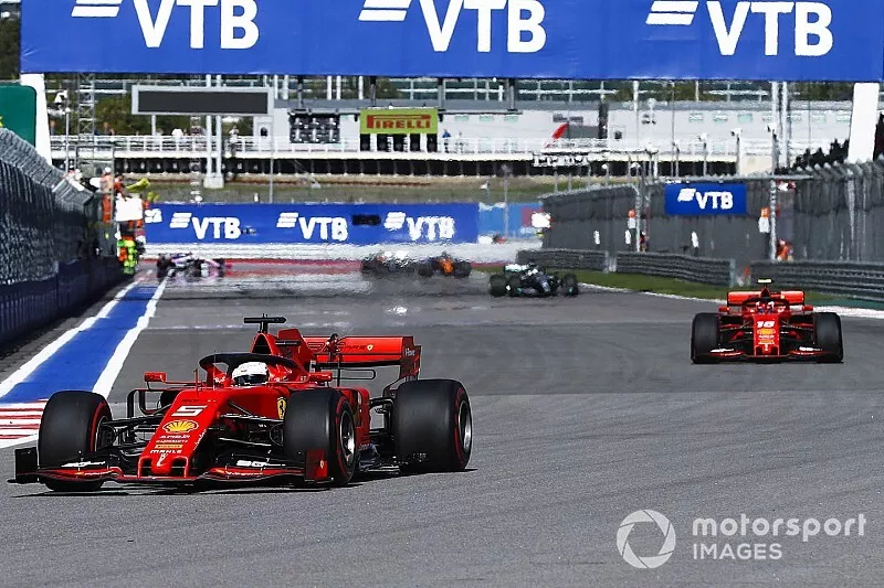 Sebastian Vettel, Ferrari SF90, devant Charles Leclerc, Ferrari SF90