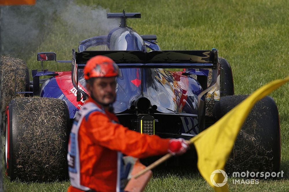 Daniil Kvyat, Toro Rosso STR14, aparca mientras un mariscal ondea una bandera amarilla