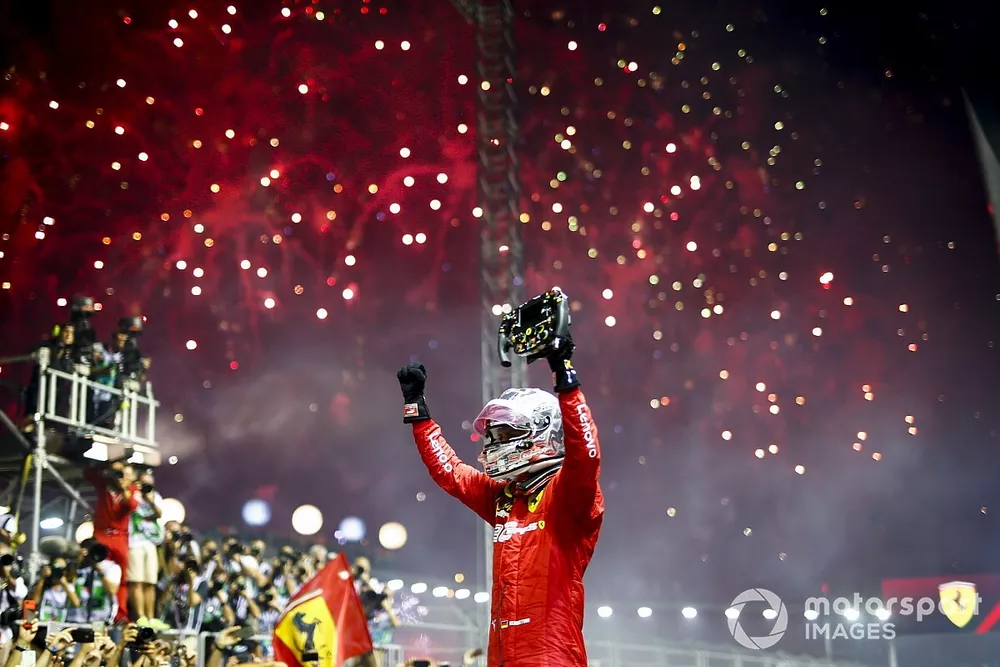 El ganador de la carrera Sebastian Vettel, Ferrari celebra en el Parc Ferme 