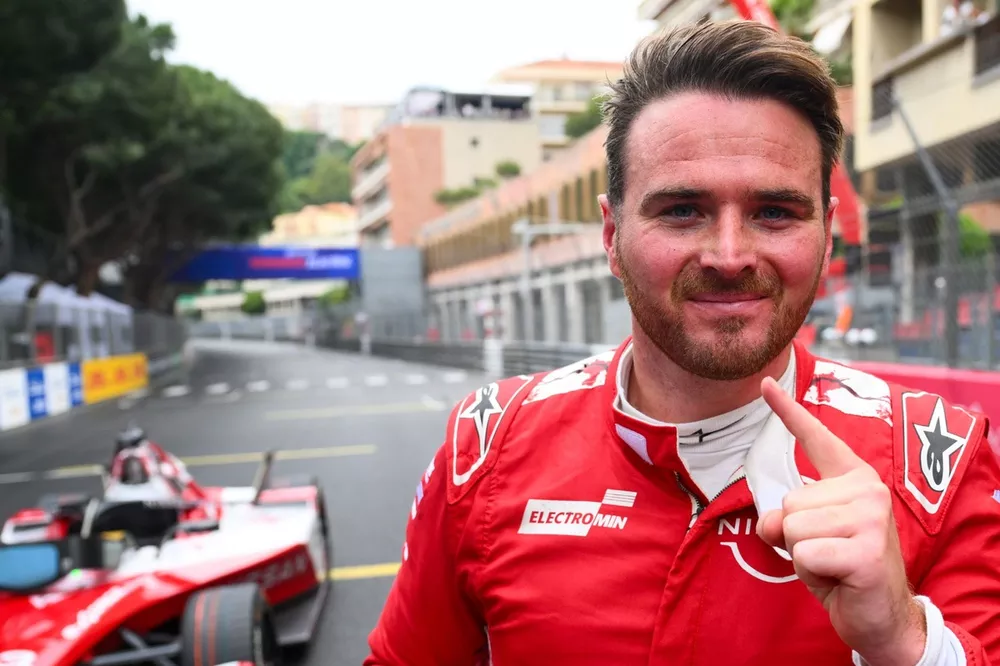 Race winner Oliver Rowland, Nissan Formula E Team