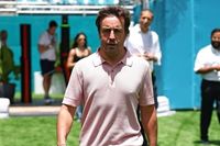 Alonso insiste en que el foco de Adrian Newey est&aacute; en 2026 y no en el presente