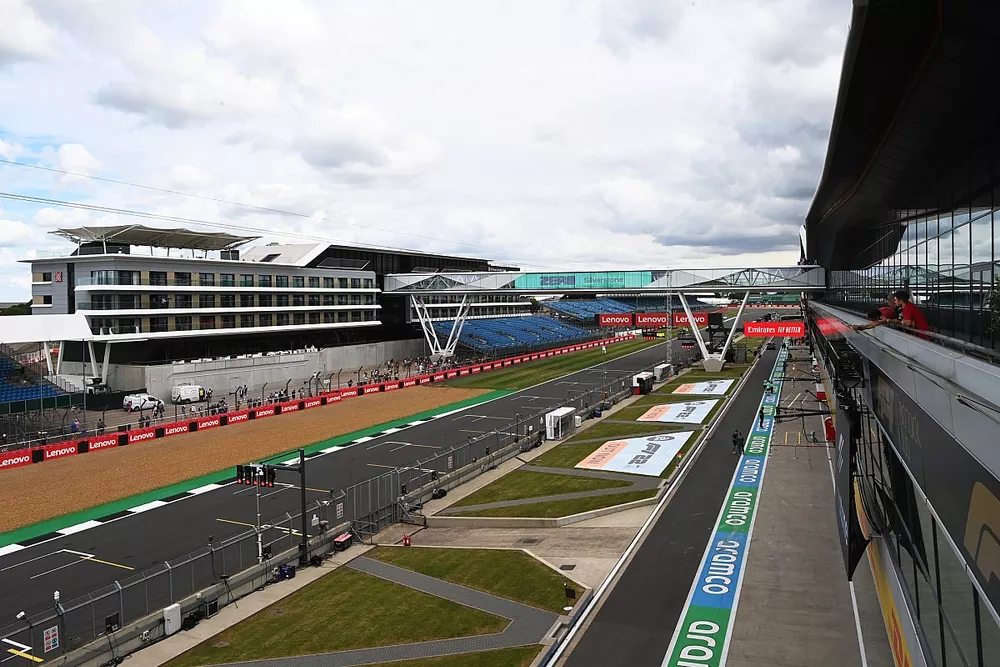 Een zicht op het start rechte stuk en de pit lane