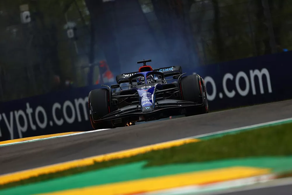 Alex Albon, Williams FW44, con fuego en el neum&aacute;tico trasero