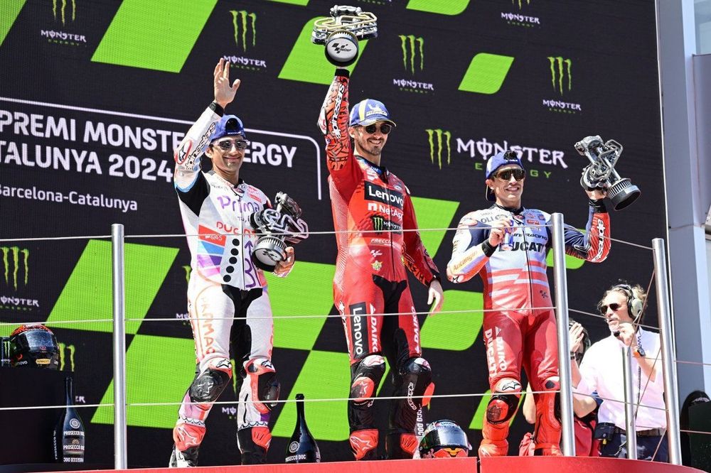 Podio: segundo lugar Jorge Mart&iacute;n, Pramac Racing, ganador Francesco Bagnaia, Ducati Team, tercero Marc M&aacute;rquez, Gresini Racing