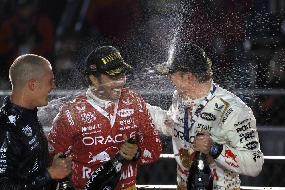 Podio: ganador Max Verstappen, Red Bull Racing, tercer lugar y subcampeón Sergio Pérez, Red Bull Racing