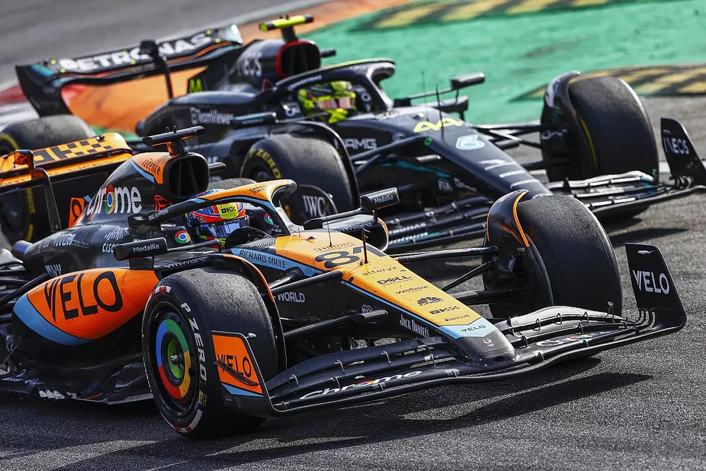 Oscar Piastri, McLaren MCL60, devant Sir Lewis Hamilton, Mercedes F1 W14