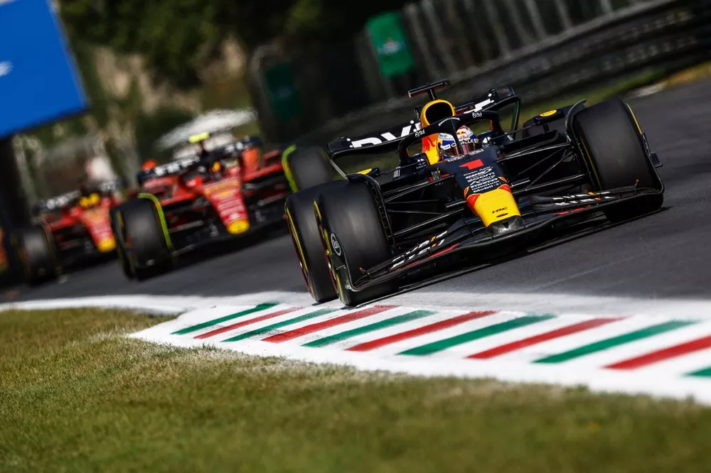 Max Verstappen, Red Bull Racing RB19, Carlos Sainz, Ferrari SF-23