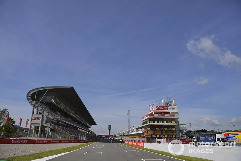 Dettaglio della pista, con la tribuna Principale e la palazzina dei box
