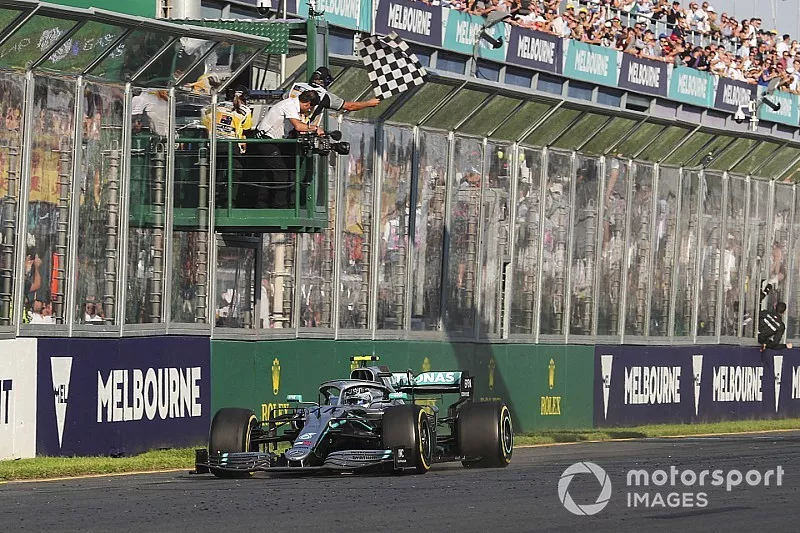 Le vainqueur Valtteri Bottas, Mercedes AMG W10 franchit la ligne d'arriv&eacute;e