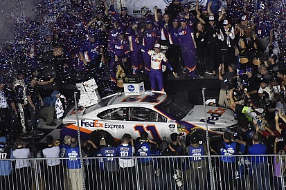 Denny Hamlin gana una accidentada Daytona 500
