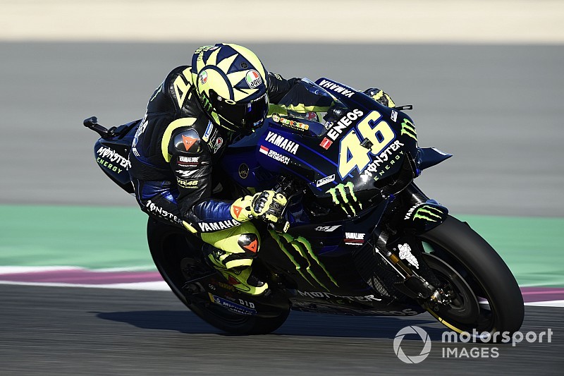 Rossi tast in het duister, terwijl teamgenoot Viñales schittert
