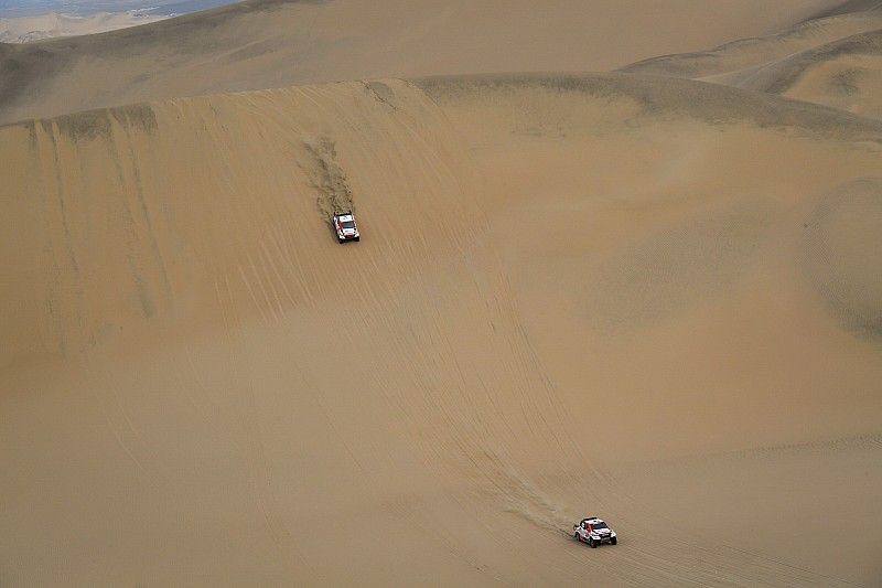 #301 Toyota Gazoo Racing Toyota Hilux: Nasser Al-Attiyah, Matthieu Baumel, #302 Toyota Gazoo Racing Toyota Hilux: Giniel de Villiers, Dirk von Zitzewitz