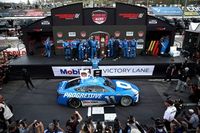 NASCAR Cup: Hamlin lidera el triplete de Toyota con una dominante victoria en Martinsville