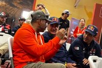 Al Attiyah bromea con Sainz por sus victorias en el Dakar: "¿Cuatro?"