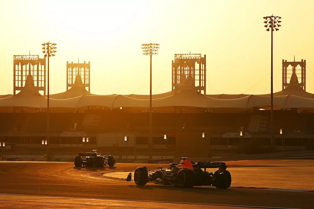 Lewis Hamilton, Mercedes F1 W14, Max Verstappen, Red Bull Racing RB19