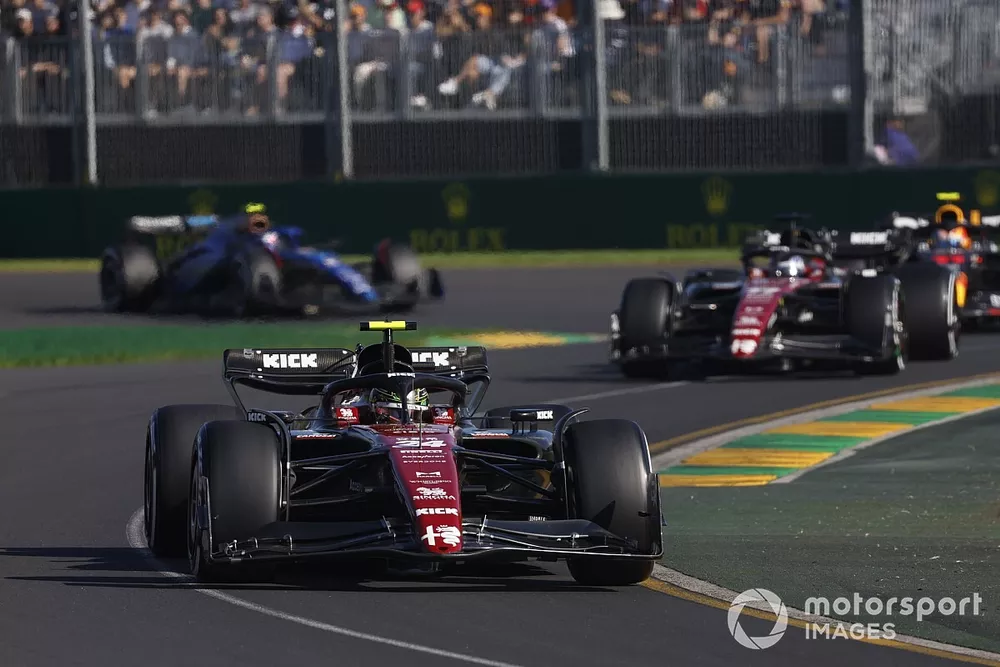 Zhou Guanyu, Alfa Romeo C43, Valtteri Bottas, Alfa Romeo C43, Sergio Perez, Red Bull Racing RB19