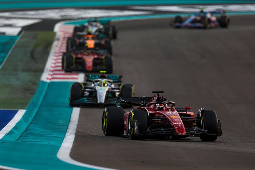 Charles Leclerc, Ferrari F1-75, Lewis Hamilton, Mercedes W13