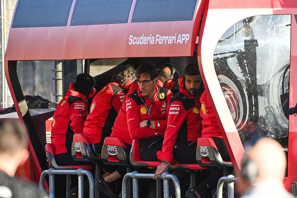 L'&eacute;quipe Ferrari sur le muret des stands