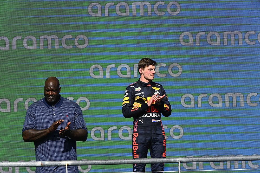Podio: Shaquille O'Neal y el ganador Max Verstappen, Red Bull Racing