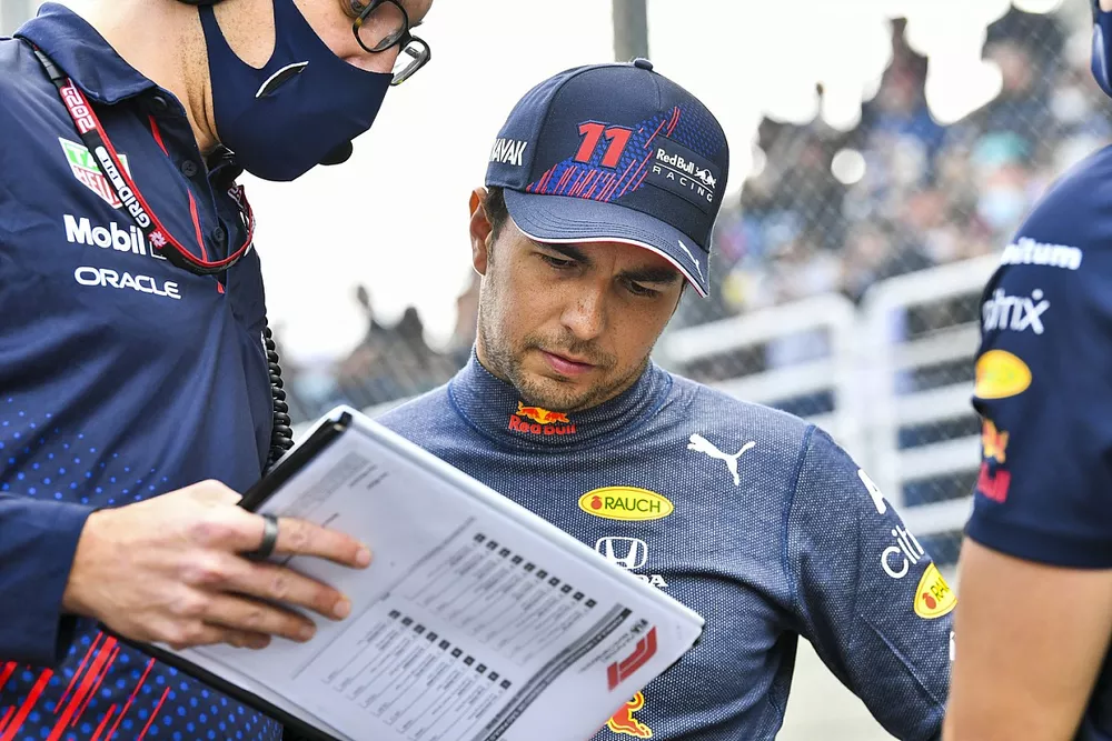 Sergio P&eacute;rez, Red Bull Racing, en la parrilla con un ingeniero