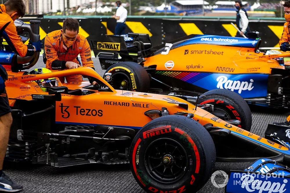 Lando Norris, McLaren MCL35M, llega a la parrilla