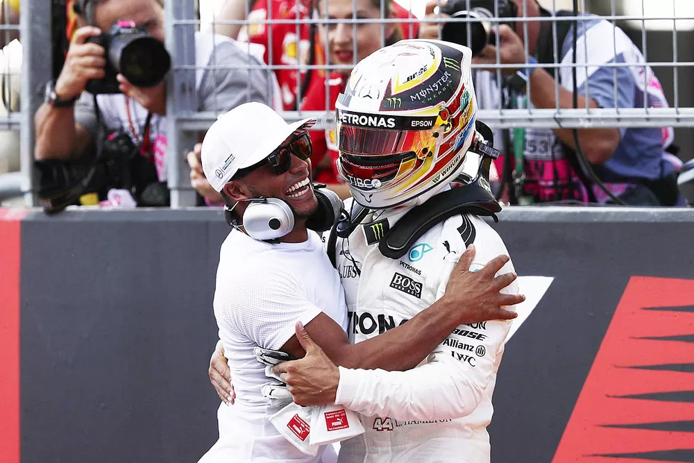 Ganador de la pole Lewis Hamilton, Mercedes AMG F1, celebra con su hermano Nicolas Hamilton