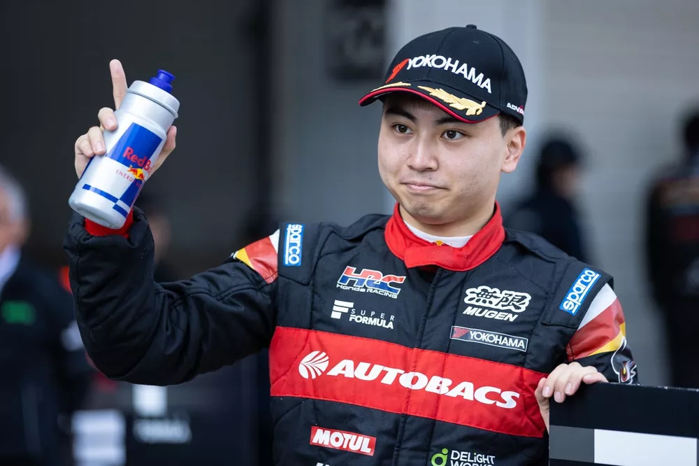 岩佐歩夢、2025年スーパーフォーミュラ王者に輝く！ 最終戦優勝で大