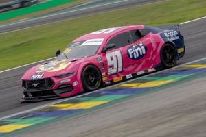 Barrichello desembarca em SP no domingo e conquista título da NASCAR Brasil