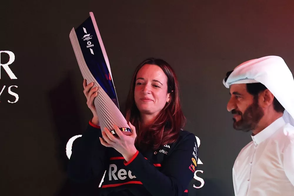 Hannah Schmitz, Principal Strategy Engineer de Oracle Red Bull Racing con el trofeo de constructores del podio de Qatar