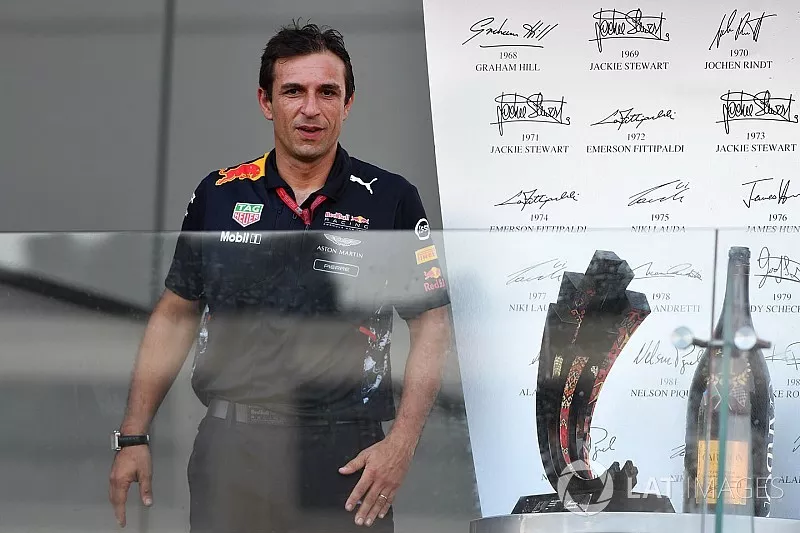 Pierre Wache, ing&eacute;nieur Red Bull Racing sur le podium