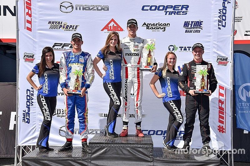 Podio: ganador de la carrera Oliver Askew, Cape Motorsports, Rinus van Kalmthout, Pabst Racing el se