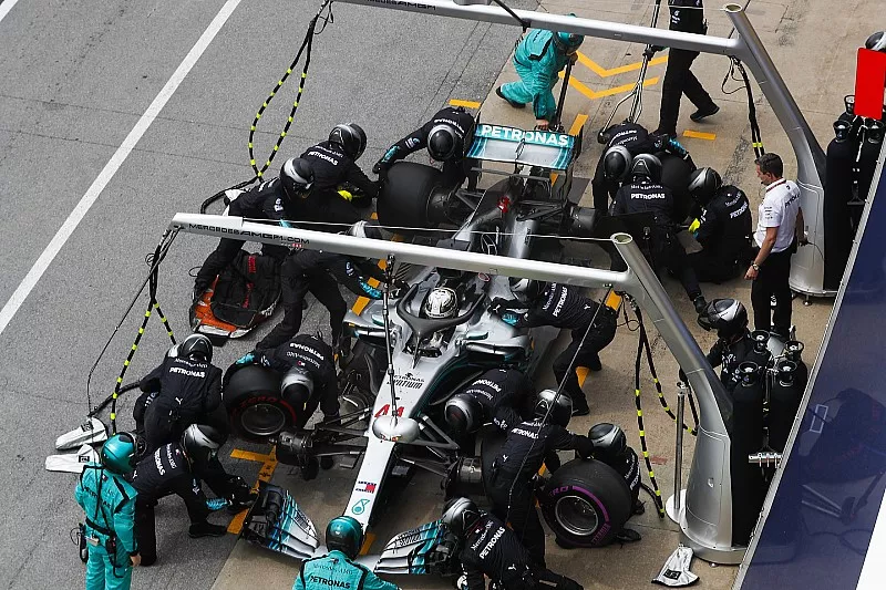 Lewis Hamilton, Mercedes AMG F1 W09, effettua un pit stop