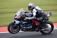 Toprak, sin rivales en la Carrera 1 de Donington; podio de Bautista