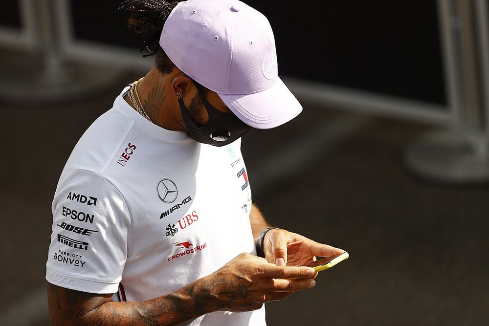 Lewis Hamilton, Mercedes-AMG Petronas F1 con su teléfono móvil