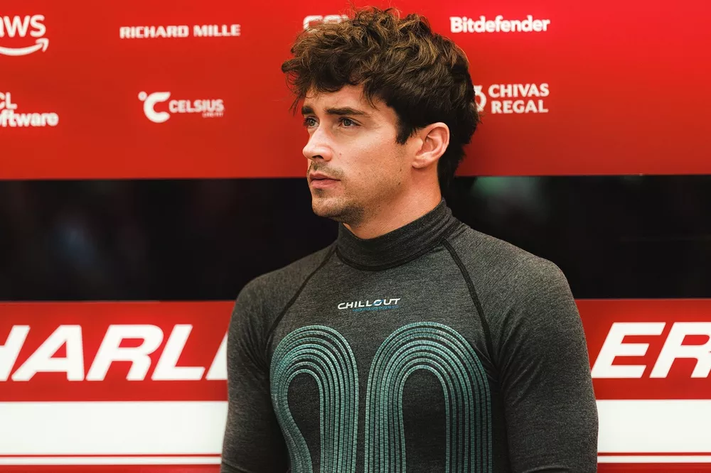 Charles Leclerc, Scuderia Ferrari, indossa il sistema refrigerante al GP di Singapore