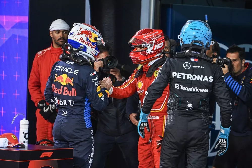 Ganador de la pole Max Verstappen, Red Bull Racing, es felicitado por Charles Leclerc, Ferrari SF-24, en el Parc Ferme tras la clasificaci&oacute;n.