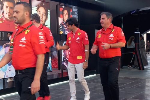 F1: Sainz visita circuito de Jeddah um dia depois de cirurgia