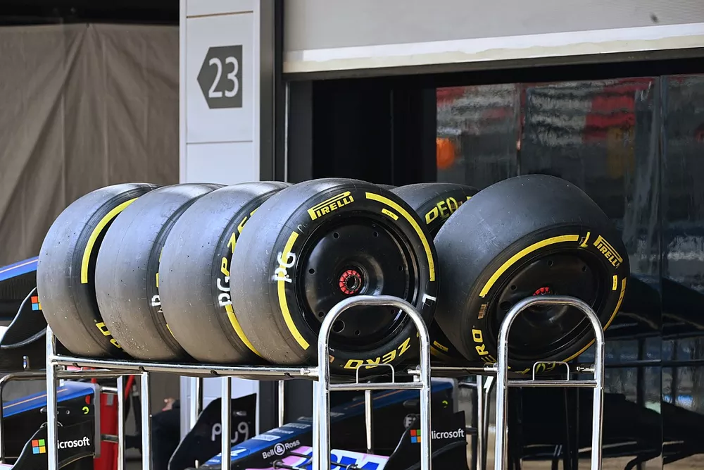 Neum&aacute;ticos y ruedas Pirelli fuera del garaje Alpine