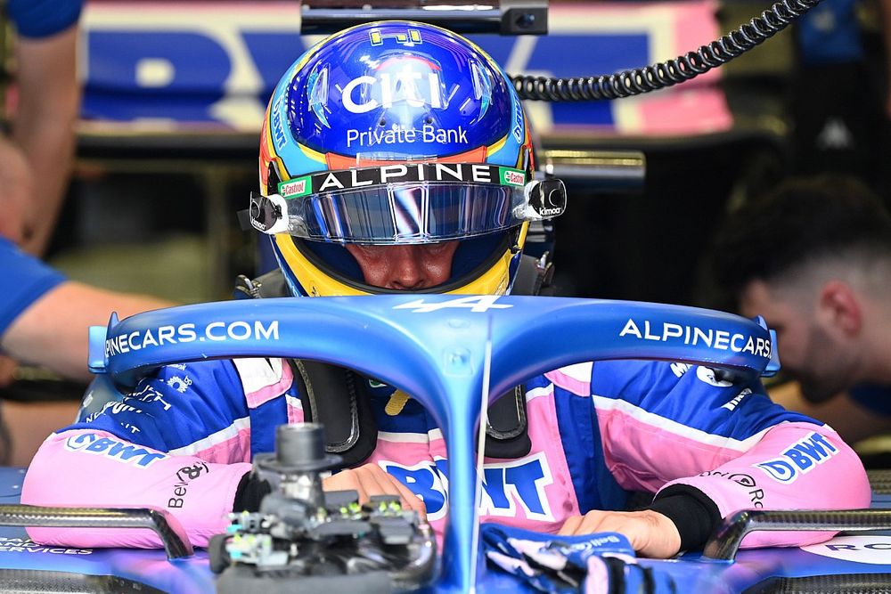 Fernando Alonso, del equipo Alpine F1, se acomoda en su asiento