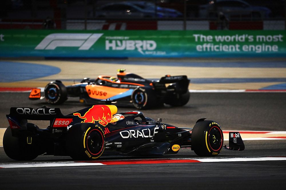 Lando Norris, McLaren MCL36, Max Verstappen, Red Bull Racing RB18