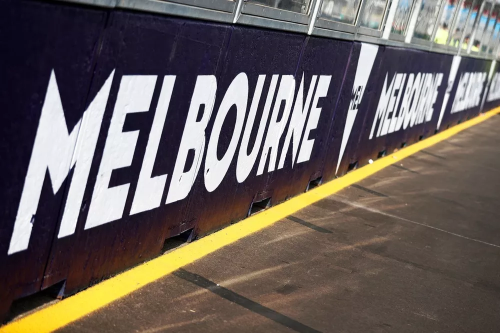 Les murs avec le logo de Melbourne sur les c&ocirc;t&eacute;s de la ligne droite de d&eacute;part/arriv&eacute;e